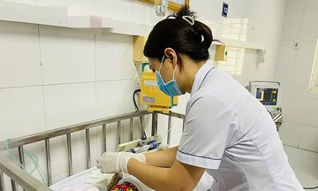Bé sơ sinh nguy kịch vì gia đình dùng dao lam 'giải bệnh'
