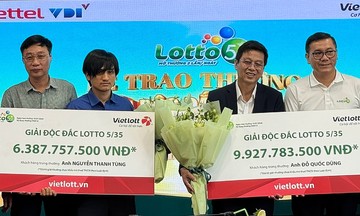 Hai khách hàng không đeo mặt nạ nhận giải Vietlott hơn chục tỷ đồng