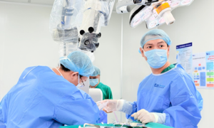 Two brain tumors pressing on woman's nerves removed with AI-assisted robotic surgery