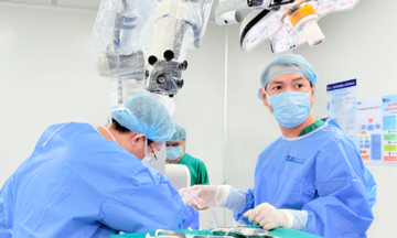 Hai khối u não chèn ép dây thần kinh người phụ nữ
