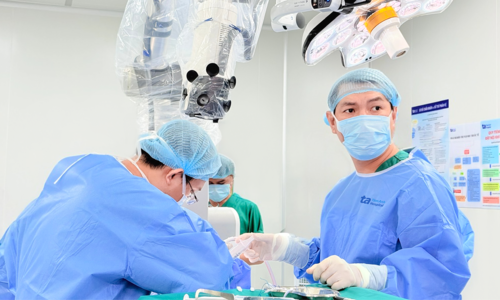 Hai khối u não chèn ép dây thần kinh người phụ nữ