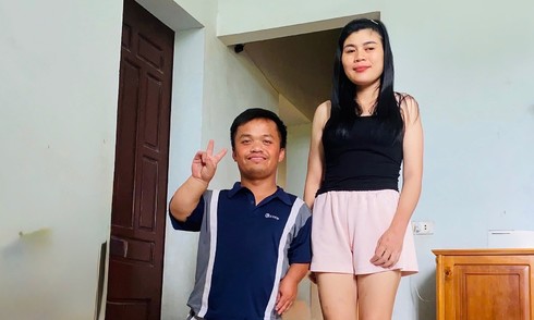 Love story of the 1.28m-tall man