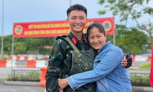Vượt 1.600 km, bắt bốn chặng xe ra Hà Nội thăm con tập diễu binh