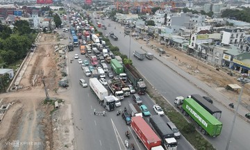 Dòng xe kẹt cứng ở cửa ngõ phía Đông TP HCM