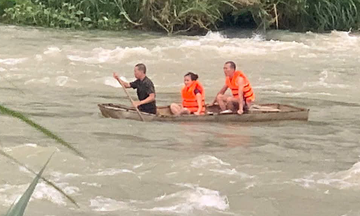 Ba người mắc kẹt trên ốc đảo giữa sông Đồng Nai