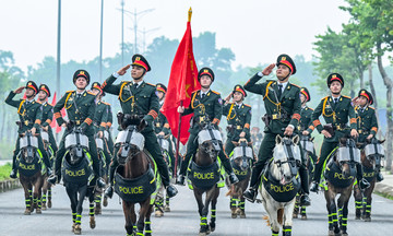Đoàn kỵ binh tập luyện để 'đều tăm tắp, 10 người như một'.