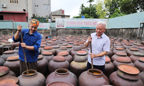 Gia đình 5 đời giữ nghề làm tương Bần