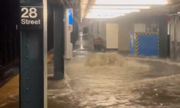 Ngập lụt nghiêm trọng ở New York, nước tràn vào tàu điện ngầm