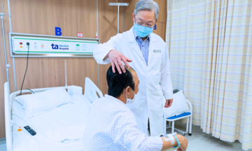 U não xâm lấn xương sọ, lồi ra trán