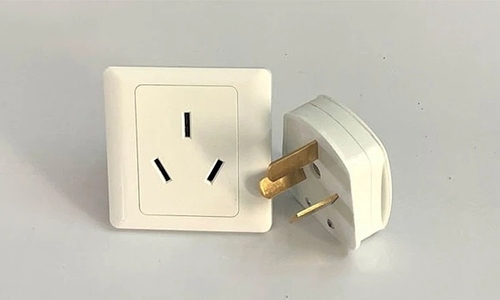 Vì sao một số phích cắm điện có ba chấu?