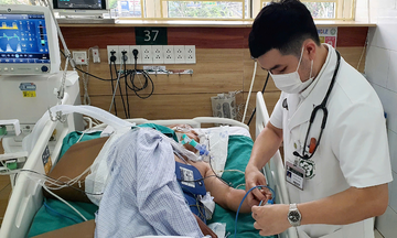 Nọc độc rắn khiến người đàn ông ngưng tim, tổn thương não