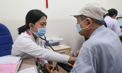Đề xuất 'thông tuyến' BHYT cho người 70 tuổi