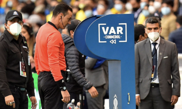 VAR có thể quyết định cả phạt góc và rút thẻ vàng thứ hai
