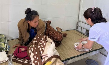 Trạm y tế giúp sản phụ người Lào vượt cạn