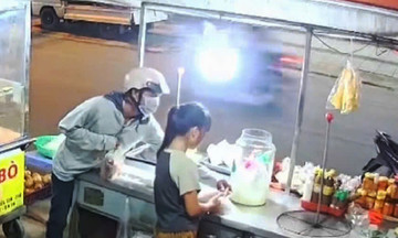 Giả khách mua hàng, cướp tiền của bé gái
