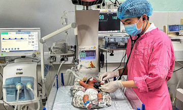 Trẻ sơ sinh 700 g bị suy hô hấp nặng được cứu sống