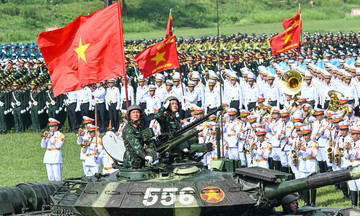 Xe tăng, pháo quân sự hợp luyện chuẩn bị diễu binh
