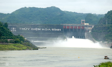 Thủy điện Hòa Bình mở cửa xả đáy thứ 3