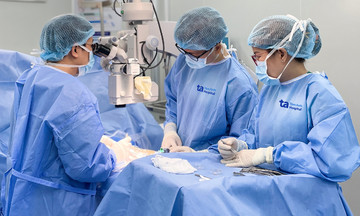 Có con sau cuộc phẫu thuật '4 trong 1' chữa vô sinh