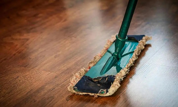Mẹo lau sàn gỗ sạch được cả tháng