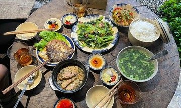 Khách sốc vì hai chai rượu mận giá 700.000 đồng ở Tả Van