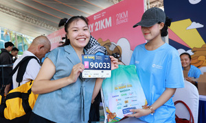Sức nóng ngày phát bib VnExpress Marathon Đà Nẵng 2025