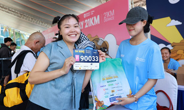 Sức nóng ngày phát bib VnExpress Marathon Đà Nẵng 2025