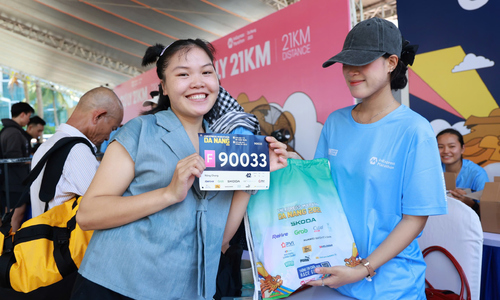 Sức nóng ngày phát bib VnExpress Marathon Đà Nẵng 2025