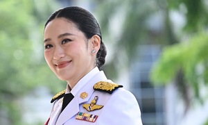 Bà Paetongtarn hứa khôi phục niềm tin Phật giáo sau loạt bê bối