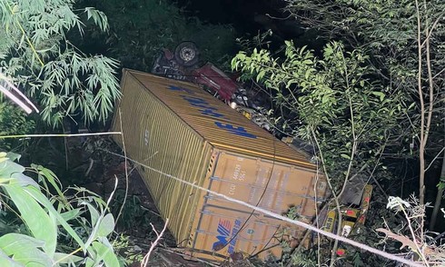 Truck driver trapped for 9 hours after 70-meter plunge