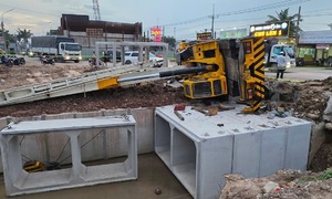 Crane collapse kills construction worker