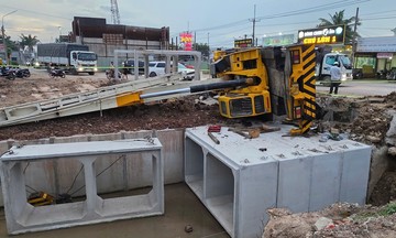 Sập cần cẩu đè chết nam công nhân
