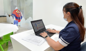 Có cần đeo kính chống ánh sáng xanh khi dùng máy tính?