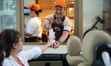Người trẻ thích thú trải nghiệm mua cà phê trên xe tại Highlands