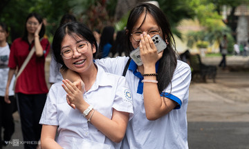Hai trường công lập mới tuyển 900 học sinh trượt lớp 10