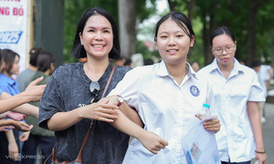 8 Hanoi high schools lower 10th-grade admission scores