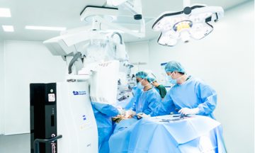 Khối thoát vị đĩa đệm lấp kín ống sống người đàn ông