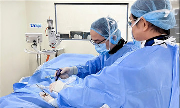 Phình động mạch chủ ngực kèm u nhầy ruột thừa