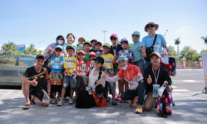 Parents travel from afar to bring their children to Da Nang's Kun Marathon