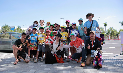 Parents travel from afar to bring their children to Da Nang's Kun Marathon