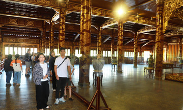 Lắp kính cường lực bảo vệ ngai vàng trong điện Thái Hòa