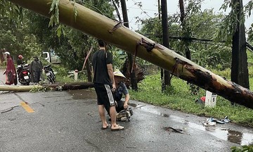 Người Hà Nội cứu giúp nhau trong giông lốc