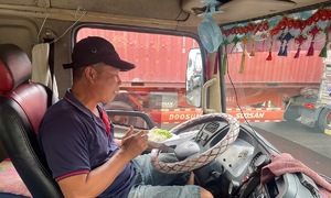Vạ vật suốt nhiều giờ vì kẹt xe ở cửa ngõ phía Đông TP HCM