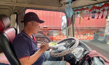 Vạ vật suốt nhiều giờ vì kẹt xe ở cửa ngõ phía Đông TP HCM