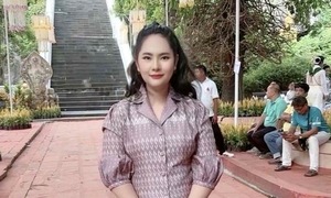 'Cô gái đồ tăng' khiến loạt nhà sư Thái Lan ngã ngựa