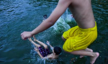 Dốc ngược trẻ chạy - sai lầm tai hại khi sơ cứu đuối nước