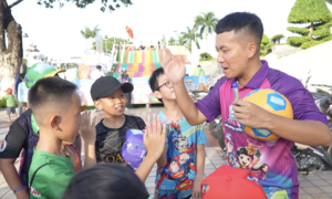 Children in Da Nang learn freestyle football with Do Kim Phuc