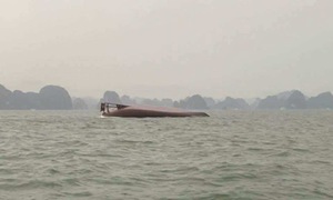 Tourist boat capsizes in Ha Long Bay