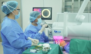 Mổ cận bằng laser giúp người phụ nữ sáng mắt