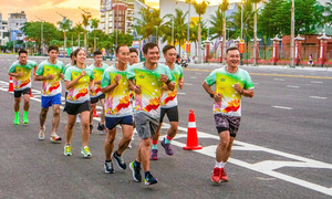 Police runners warm up for VnExpress Marathon